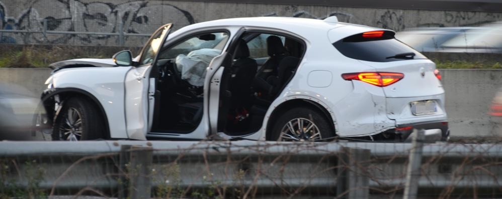 Incidente in ss36 nord all'altezza di Carate. Feriti lievi e traffico in tilt. Una delle auto coinvolte