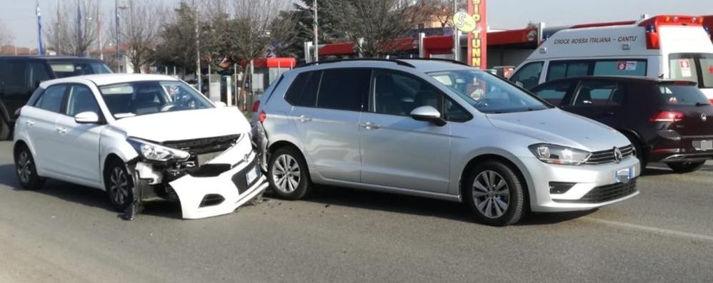 Incidente tra Arosio e Giussano, via Valassina vecchia. Famiglia ferita.