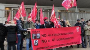 Una manifestazione dei lavoratori Adidas davanti alla sede della Regione Lombardia