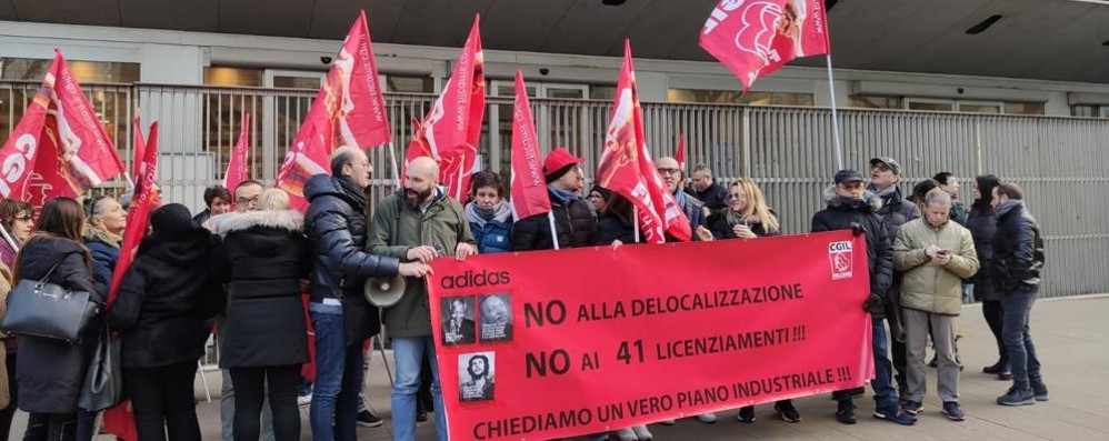 Una manifestazione dei lavoratori Adidas davanti alla sede della Regione Lombardia