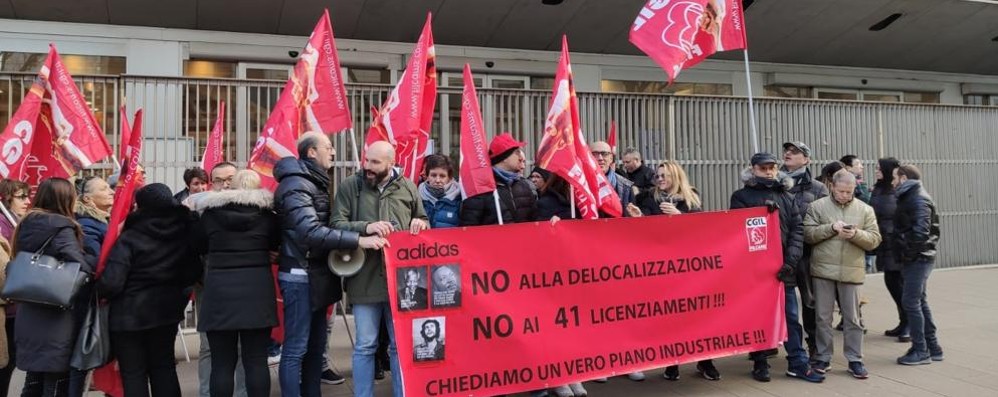 Una manifestazione dei lavoratori Adidas davanti alla sede della Regione Lombardia