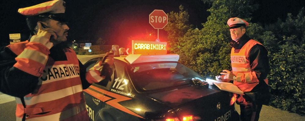 Carabinieri impegnati in un controllo stradale