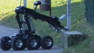 Artificieri dei carabinieri per pacchi sospetti al Laghetto di Giussano