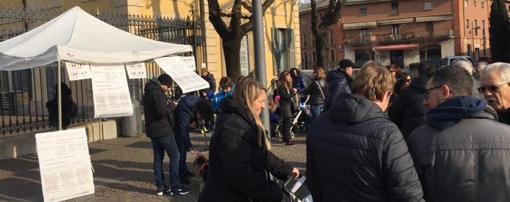 Il gazebo di Lega e Forza Italia nel centro di Arcore