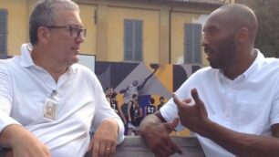 Basket: Kobe Bryant intervistato da Roberto De Ponti, giornalista seregnese del Corriere della Sera nel 2016 a Reggio Emilia