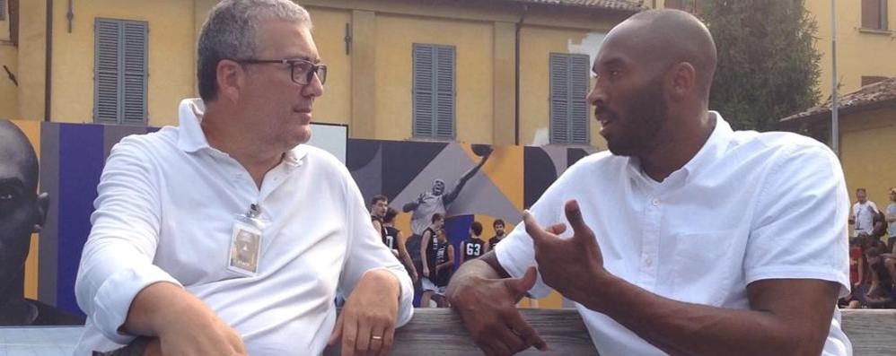 Basket: Kobe Bryant intervistato da Roberto De Ponti, giornalista seregnese del Corriere della Sera nel 2016 a Reggio Emilia