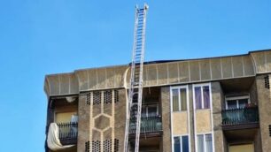 Carate Brianza intervento via Cusani: lamiera pericolante tetto condominio