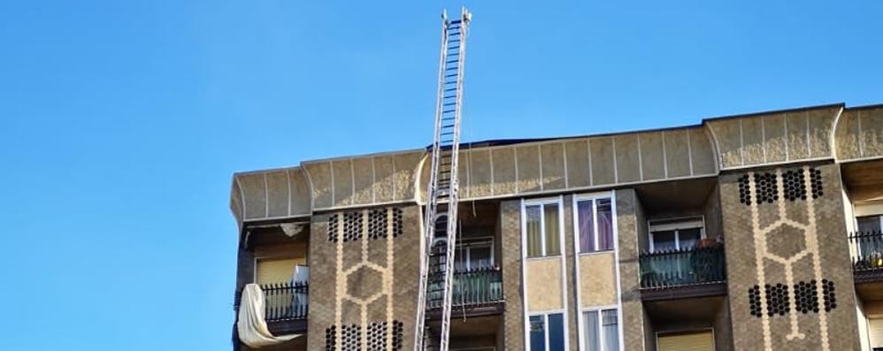 Carate Brianza intervento via Cusani: lamiera pericolante tetto condominio