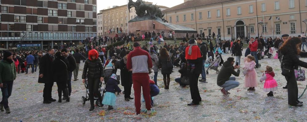 Una delle ultime edizioni del Carnevale in piazza a Monza