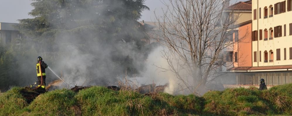 Le operazioni di spegnimento delle fiamme