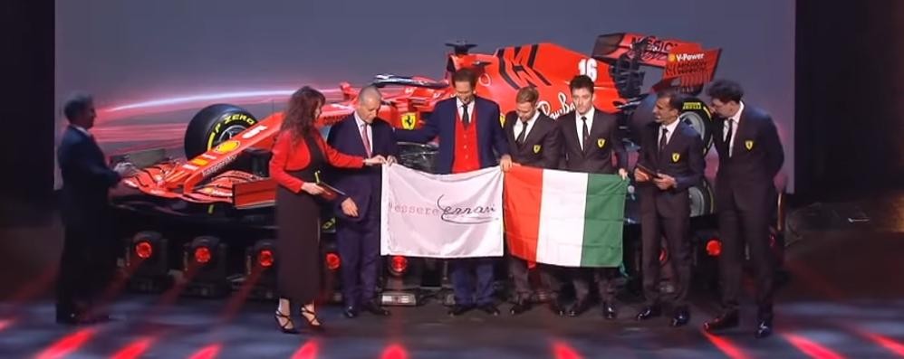 Formula 1 nuova Ferrari SF1000 piloti e bandiera (al contrario)