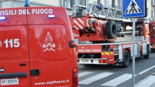 Incendio appartamento a Giussano via pontida. Sul posto 3 mezzi dei vigili del fuoco