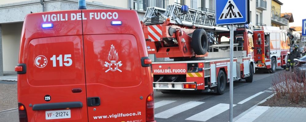 Incendio appartamento a Giussano via pontida. Sul posto 3 mezzi dei vigili del fuoco