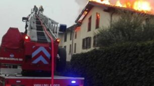 Una fase dell’intervento per spegnere le fiamme immortalata dai vigili del fuoco al lavoro