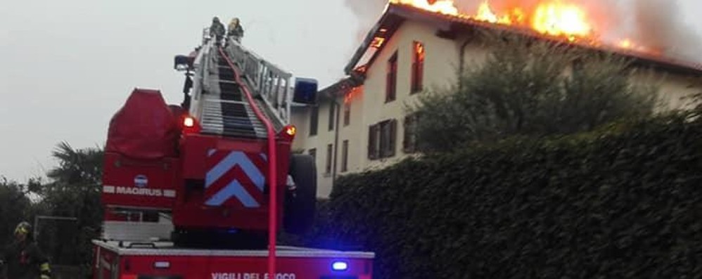 Una fase dell’intervento per spegnere le fiamme immortalata dai vigili del fuoco al lavoro