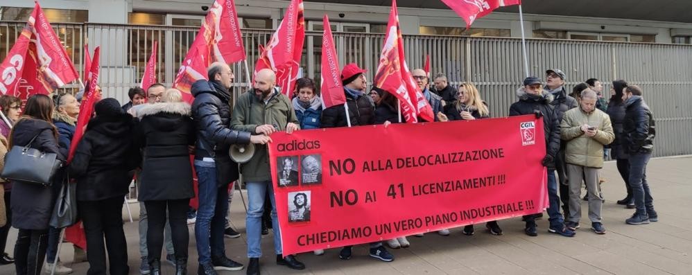 Il presidio dei lavoratori Adidas in Regione