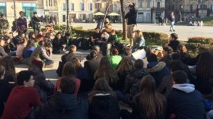 Monza i ragazzi di Friday for Future in piazza Trento Trieste per il compagno morto