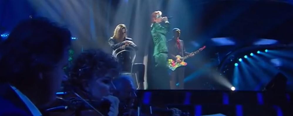 Da sinistra Annalisa, Achille Lauro e Boss Doms a Sanremo con la chitarra firmata da Andy