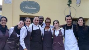 Rosario Gioia, quarto da sinistra, con lo staff della pasticceria