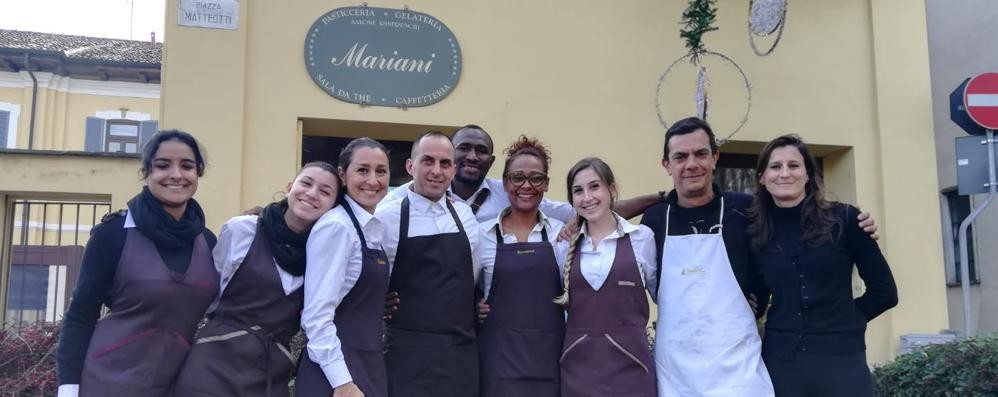 Rosario Gioia, quarto da sinistra, con lo staff della pasticceria