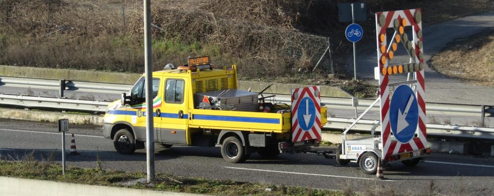 I mezzi di Anas al lavoro sulla Valassina