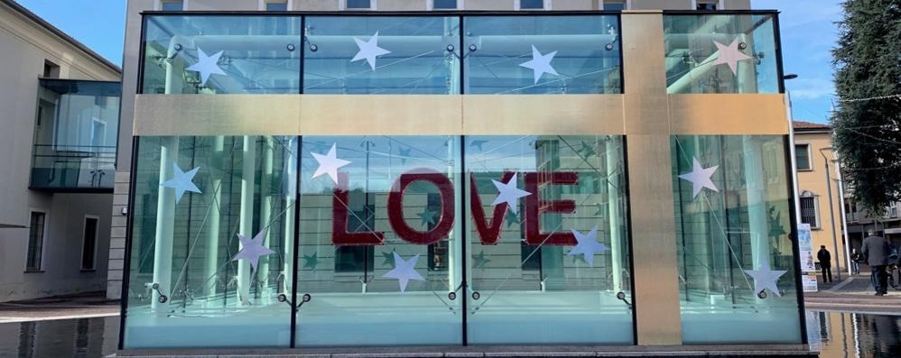 Seregno installazione Love in versione natalizia in  piazza Risorgimento