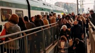 I pendolari appena scesi da un treno alla stazione di Milano Affori