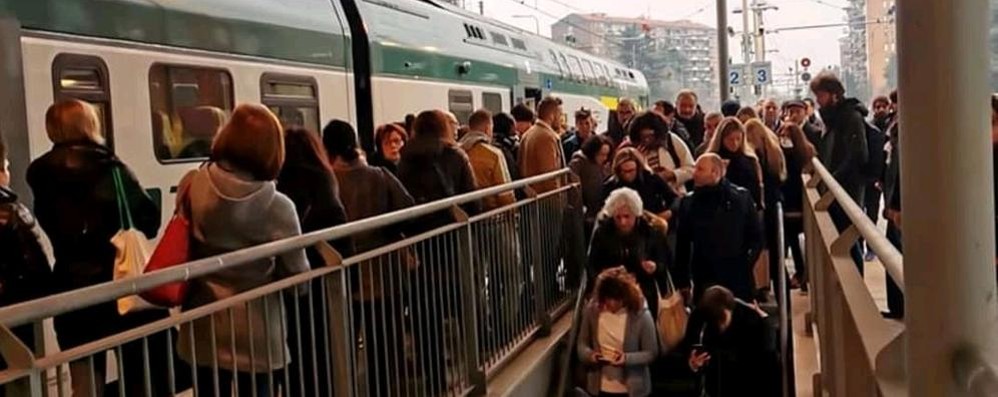 I pendolari appena scesi da un treno alla stazione di Milano Affori