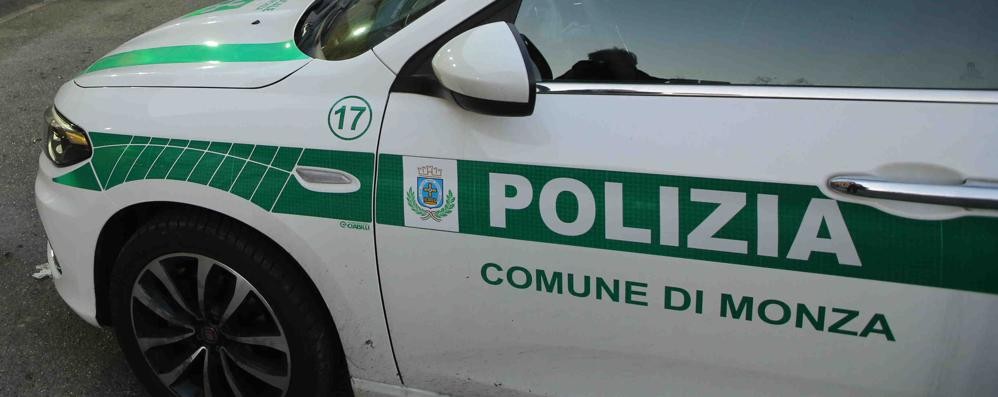 Un’auto della polizia locale di Monza