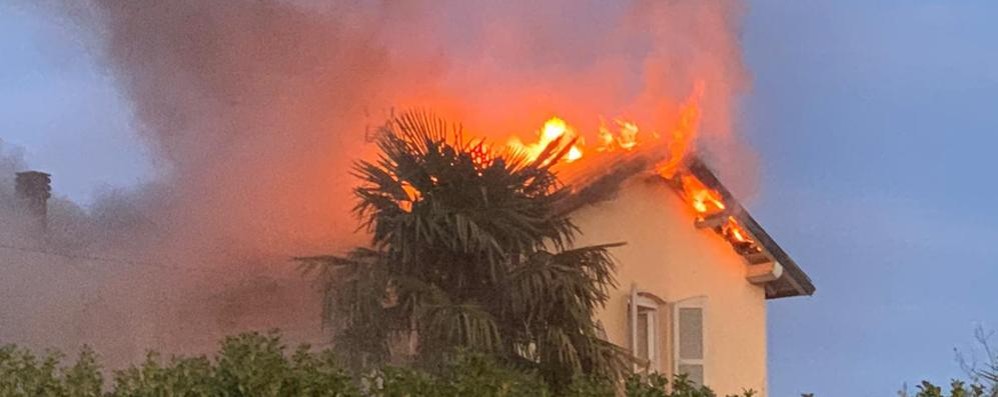 Besana in Brianza incendio Villa Raverio via Guidino nelle sue fasi iniziali