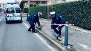 BIASSONO incidente in via Locatelli, abbattuti quattro paletti di ghisa