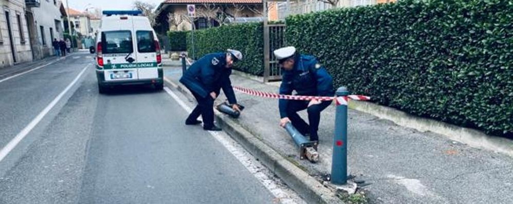 BIASSONO incidente in via Locatelli, abbattuti quattro paletti di ghisa