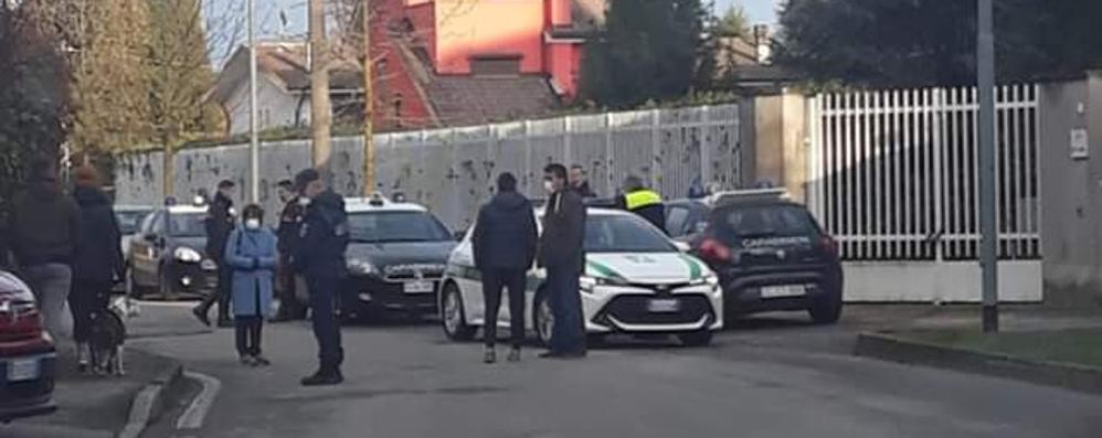 Le forze dell'ordine fuori dalla struttura nel pomeriggio di ieri (foto Facebook)
