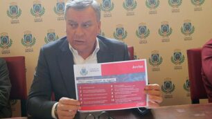 Coronavirus, Conferenza stampa in comune: il sindaco Dario Allevi mostra il decalogo da seguire