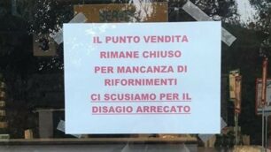 Il cartello appeso all’ingresso del punto vendita