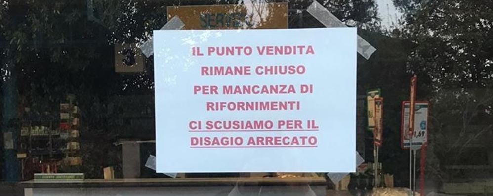 Il cartello appeso all’ingresso del punto vendita