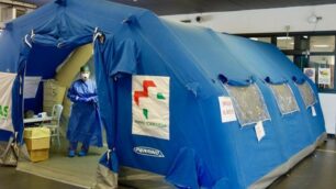 La tenda davanti al’’ospedale di Vimercate