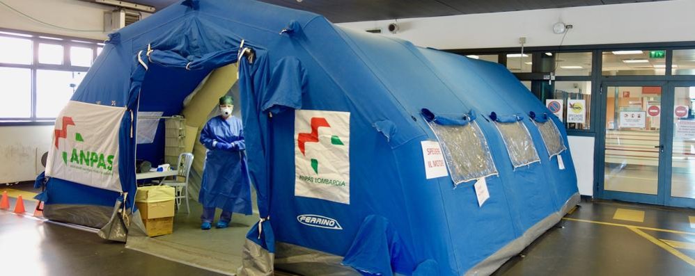 La tenda davanti al’’ospedale di Vimercate