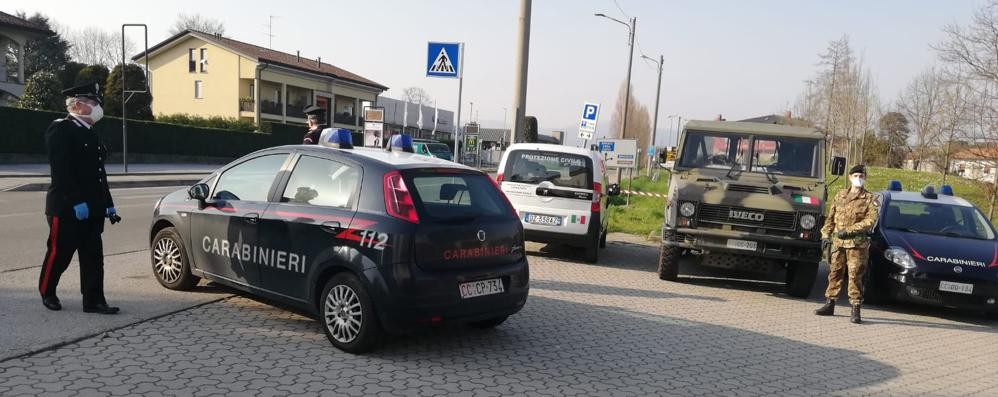 Un posto di blocco in Brianza con carabinieri ed esercito