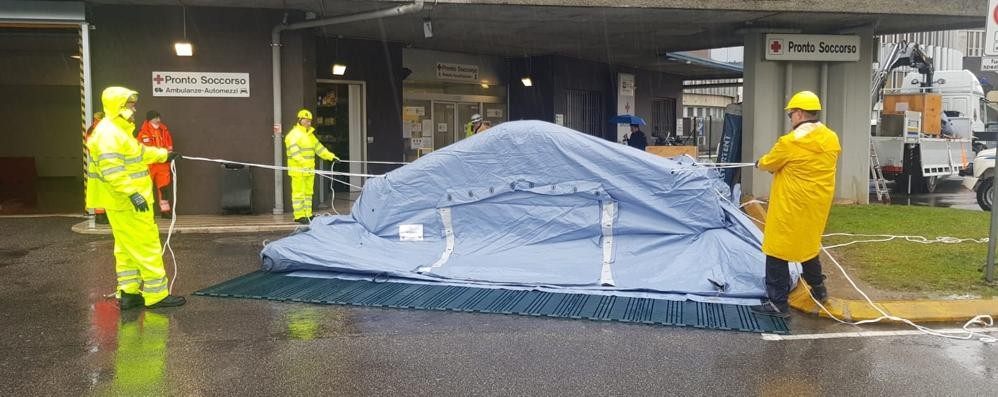 Coronavirus tenda pre-triage ospedale San Gerardo Monza Protezione civile