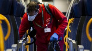 Le operazioni di sanificazione a bordo di un convoglio Trneord