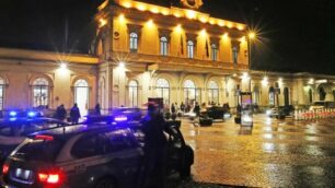 La polizia all’esterno della stazione di Monza