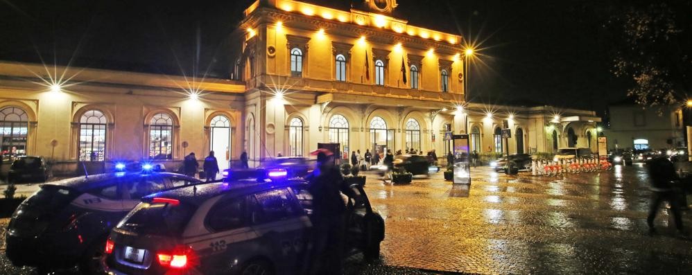 La polizia all’esterno della stazione di Monza