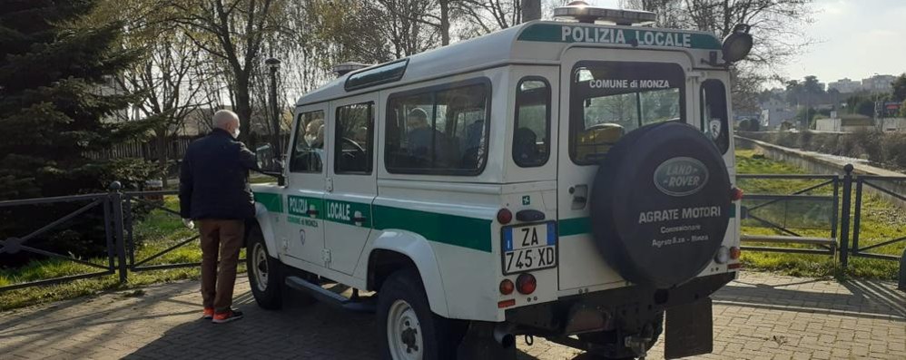 La pattuglia della polizia locale in via Visconti