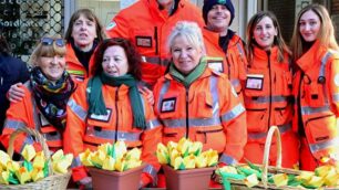 Croce Verde In Piazza con Omaggio alle DONNE di un TULIPANO GIALLO di Carta fatto da tutte le Volontarie della CROCE in Occasione della FESTA del 8 Marzo