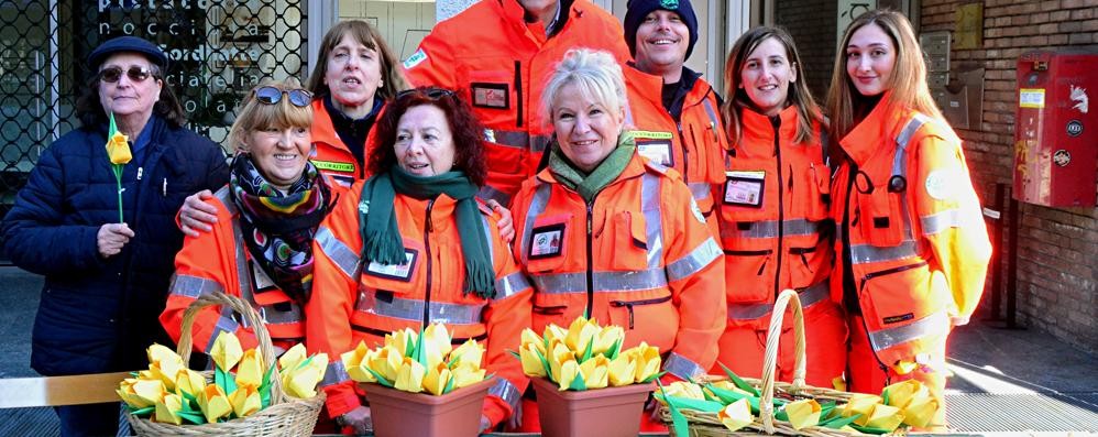 Croce Verde In Piazza con Omaggio alle DONNE di un TULIPANO GIALLO di Carta fatto da tutte le Volontarie della CROCE in Occasione della FESTA del 8 Marzo