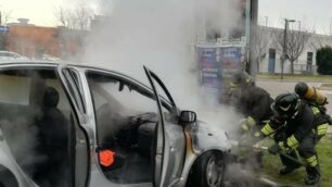 Meda incendio auto via 3 Venezie martedì 10 marzo