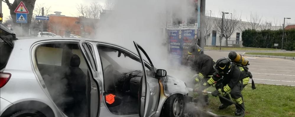 Meda incendio auto via 3 Venezie martedì 10 marzo