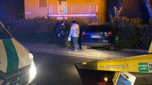 Monza incidente via Molise auto nel giardino casa
