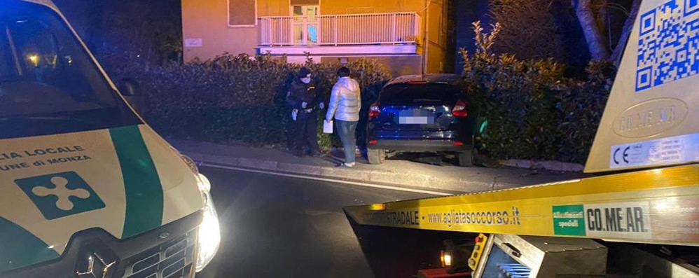 Monza incidente via Molise auto nel giardino casa